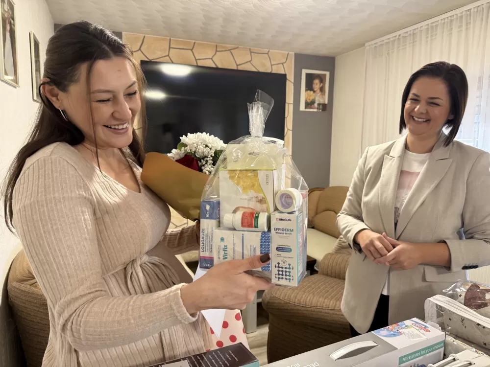 SB Online | Slavonski Brod nastavlja tradiciju: još pet obitelji primilo opremu za bebe