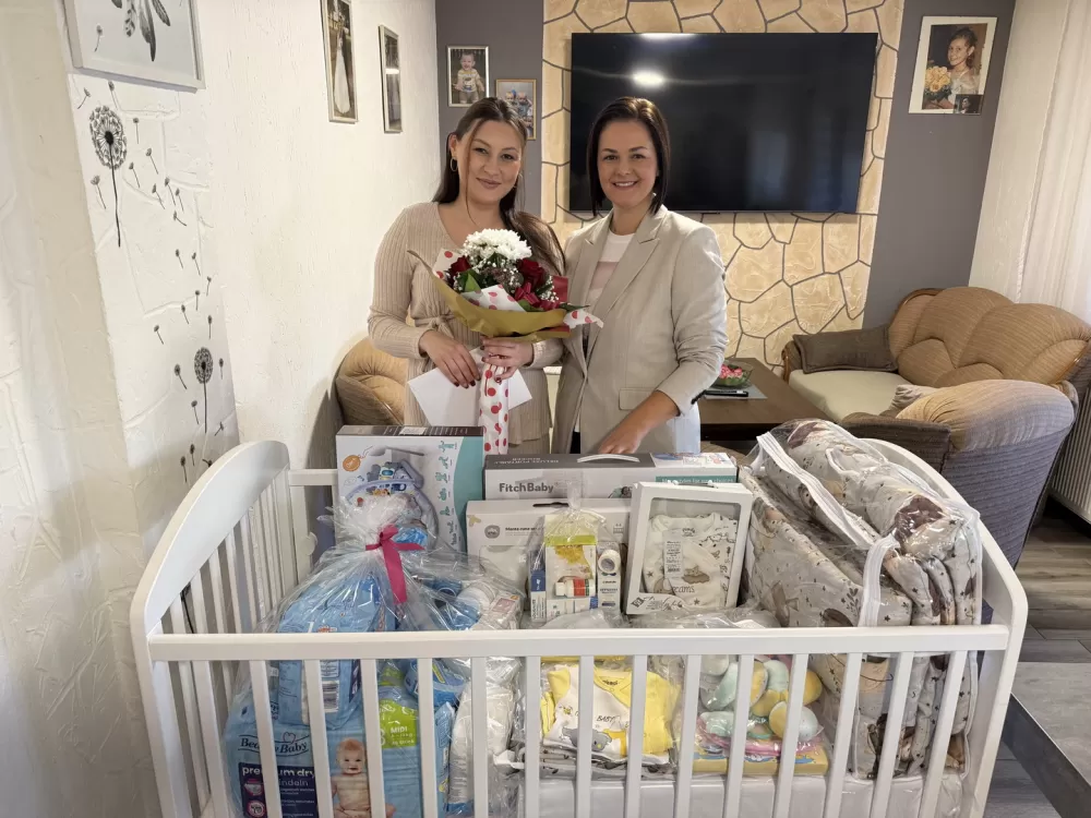 Slavonski Brod nastavlja tradiciju: još pet obitelji primilo opremu za bebe