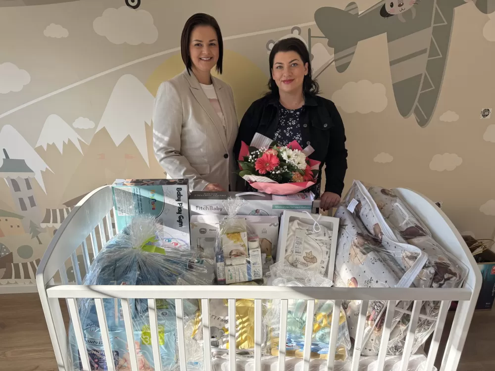 Slavonski Brod nastavlja tradiciju: još pet obitelji primilo opremu za bebe