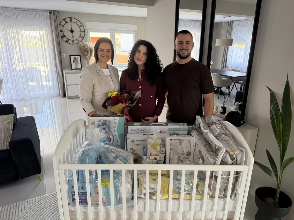 Slavonski Brod nastavlja tradiciju: još pet obitelji primilo opremu za bebe