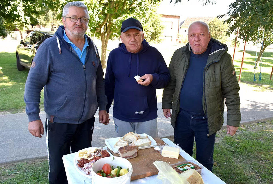 [FOTOGALERIJA] Željko Rodić  skuhao najbolji kotlić na 14. kaptolačkoj pudarijadi