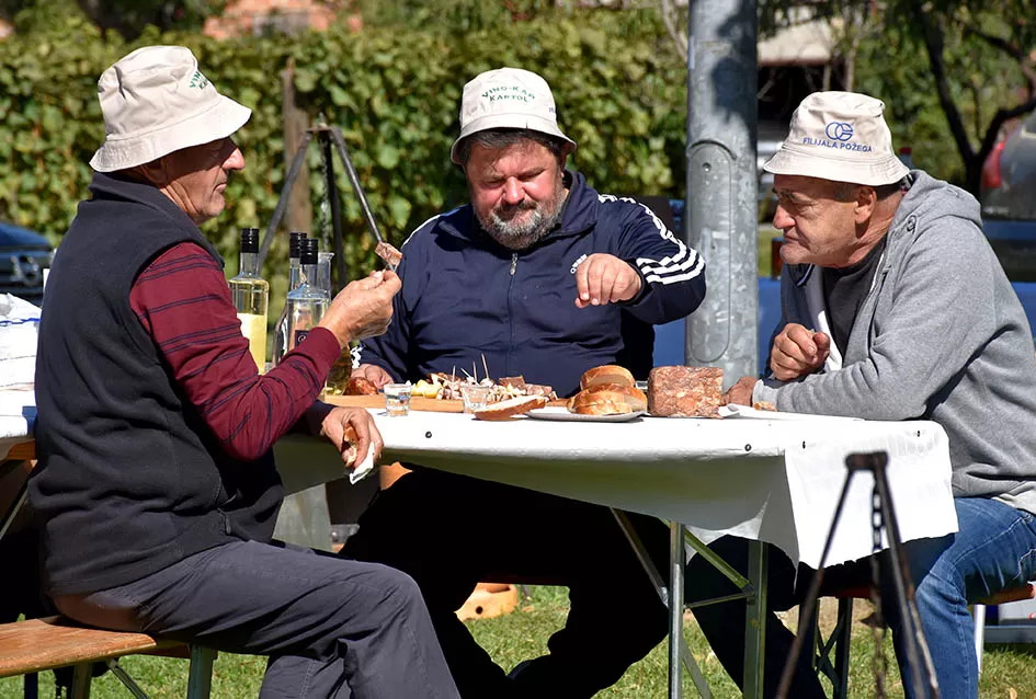 [FOTOGALERIJA] Željko Rodić  skuhao najbolji kotlić na 14. kaptolačkoj pudarijadi