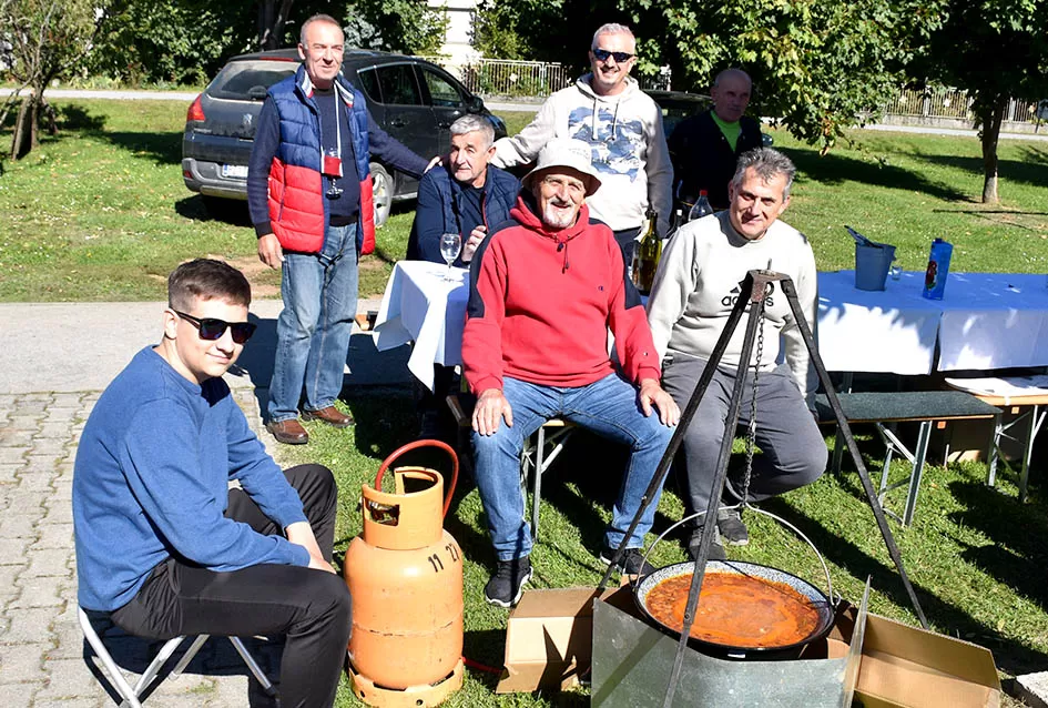 [FOTOGALERIJA] Željko Rodić  skuhao najbolji kotlić na 14. kaptolačkoj pudarijadi