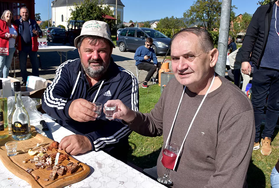 [FOTOGALERIJA] Željko Rodić  skuhao najbolji kotlić na 14. kaptolačkoj pudarijadi