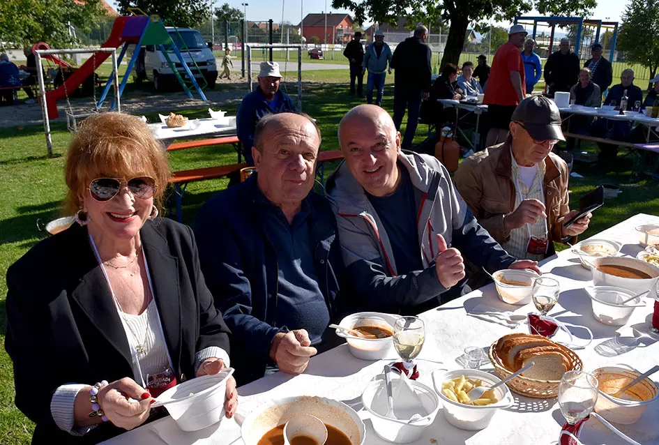 [FOTOGALERIJA] Željko Rodić  skuhao najbolji kotlić na 14. kaptolačkoj pudarijadi