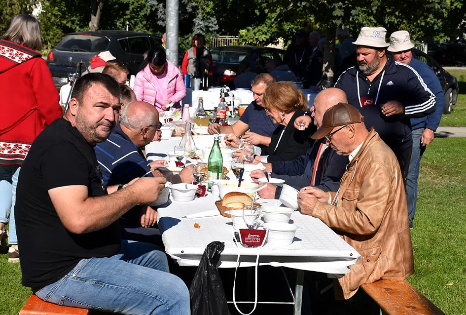 [FOTOGALERIJA] Željko Rodić  skuhao najbolji kotlić na 14. kaptolačkoj pudarijadi