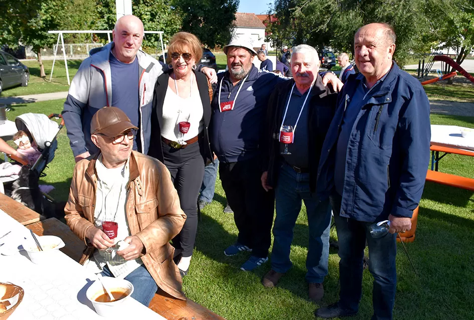 [FOTOGALERIJA] Željko Rodić  skuhao najbolji kotlić na 14. kaptolačkoj pudarijadi