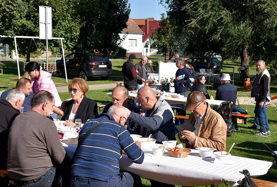 [FOTOGALERIJA] Željko Rodić  skuhao najbolji kotlić na 14. kaptolačkoj pudarijadi