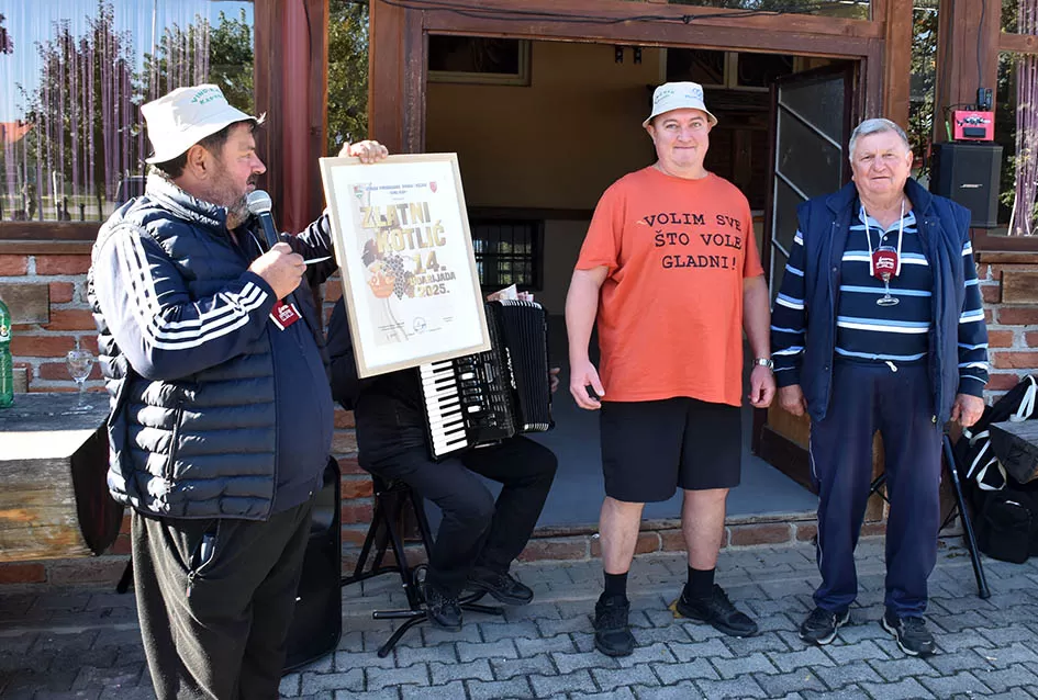 [FOTOGALERIJA] Željko Rodić  skuhao najbolji kotlić na 14. kaptolačkoj pudarijadi