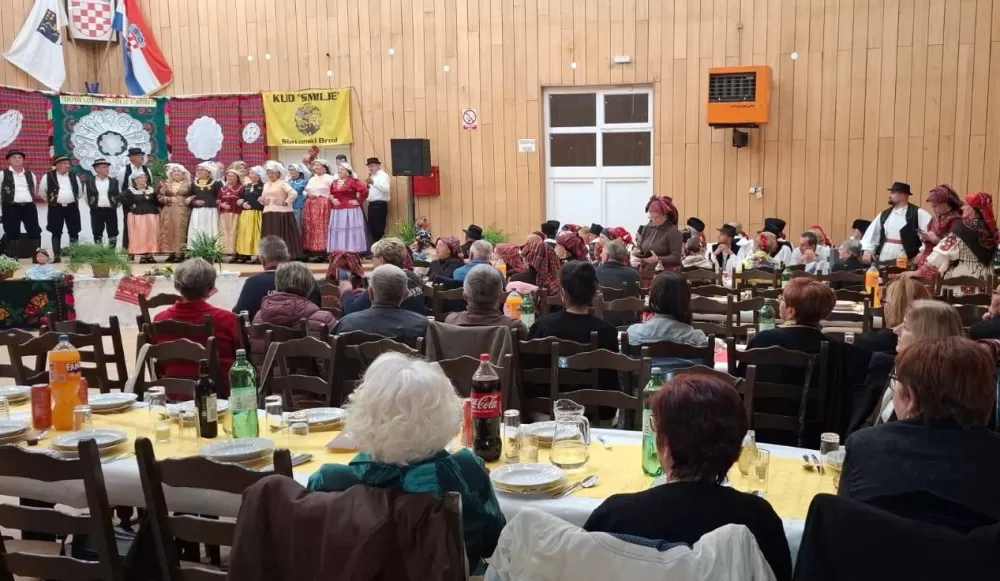 Orilo se iz Brodskog Vinogorja: „Dođi, lolo, u smilje, u kolo!“