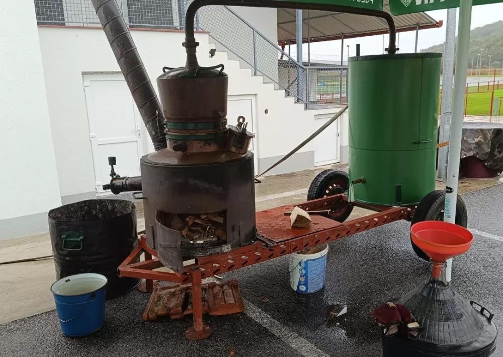 Slavila rakija, tradicija i pjesma: U Podcrkavlju održana 16. „Rakijada“