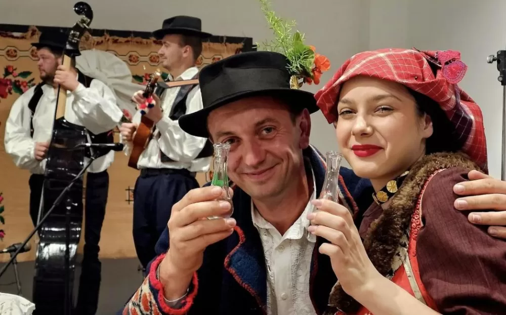Slavila rakija, tradicija i pjesma: U Podcrkavlju održana 16. „Rakijada“