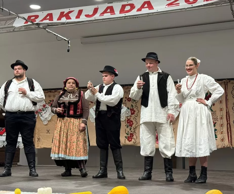 Slavila rakija, tradicija i pjesma: U Podcrkavlju održana 16. „Rakijada“