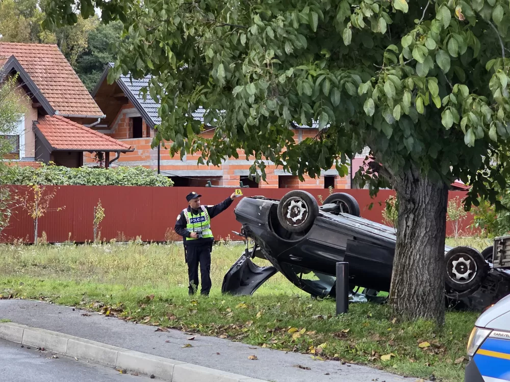 Slijetanje Mercedesa u Trenkovu: Vozač završio u bolnici, uzrok nesreće još nije poznat