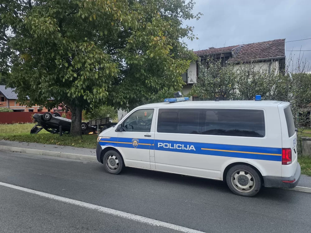 Slijetanje Mercedesa u Trenkovu: Vozač završio u bolnici, uzrok nesreće još nije poznat