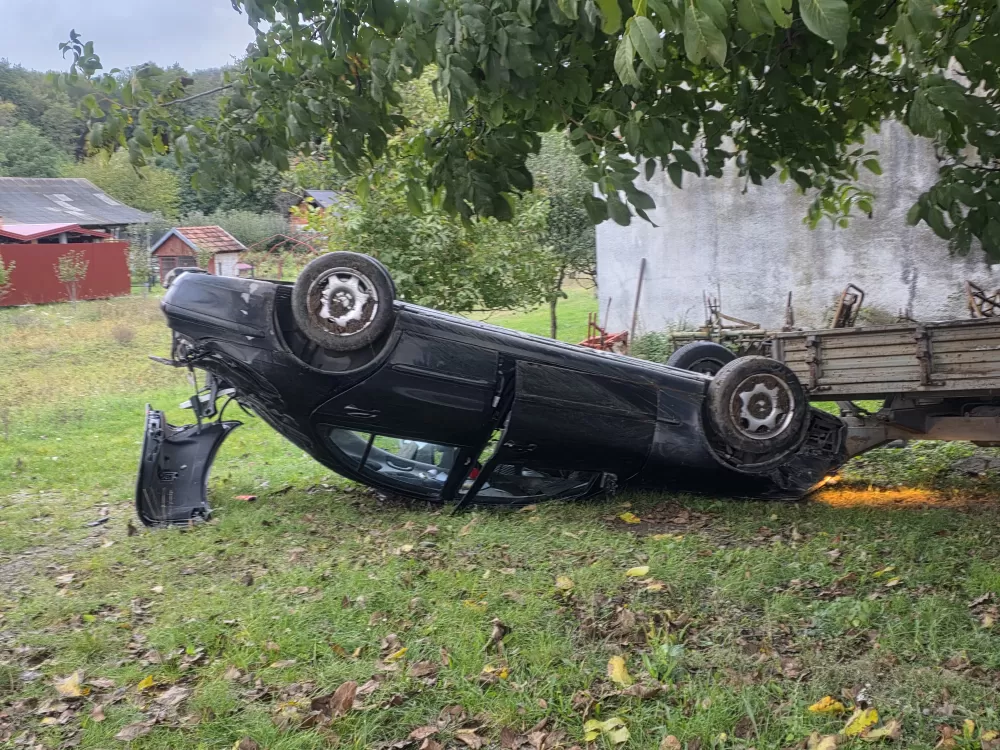 Slijetanje Mercedesa u Trenkovu: Vozač završio u bolnici, uzrok nesreće još nije poznat