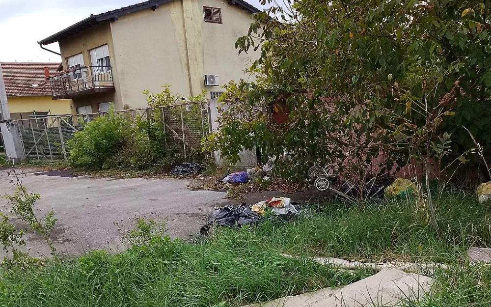 SB Online | Gomila se divlje smetlište u Zagorskoj, osim susjeda nitko od pozvanih ne reagira