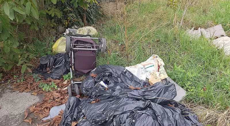 Gomila se divlje smetlište u Zagorskoj, osim susjeda nitko od pozvanih ne reagira