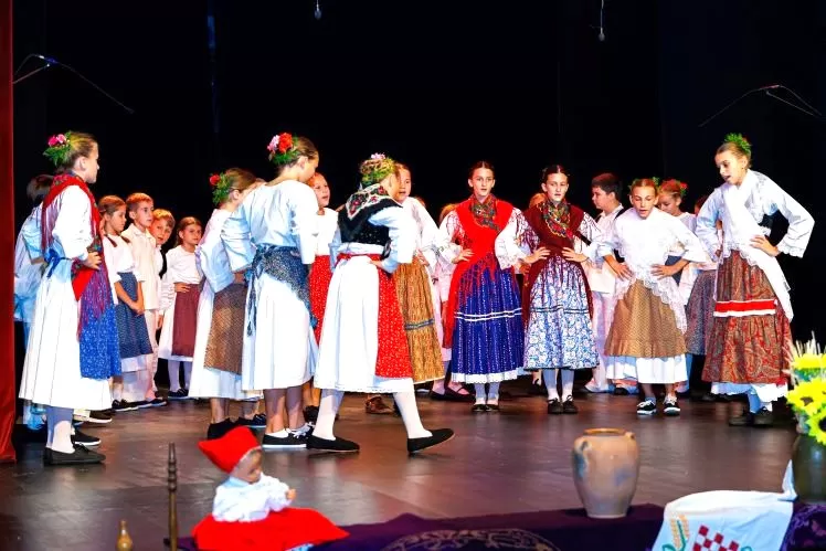 KULTURNO-UMJETNIČKO DRUŠTVO „ORLJAVA“: Smotra dječjeg folklora „Kolo malih koraka”