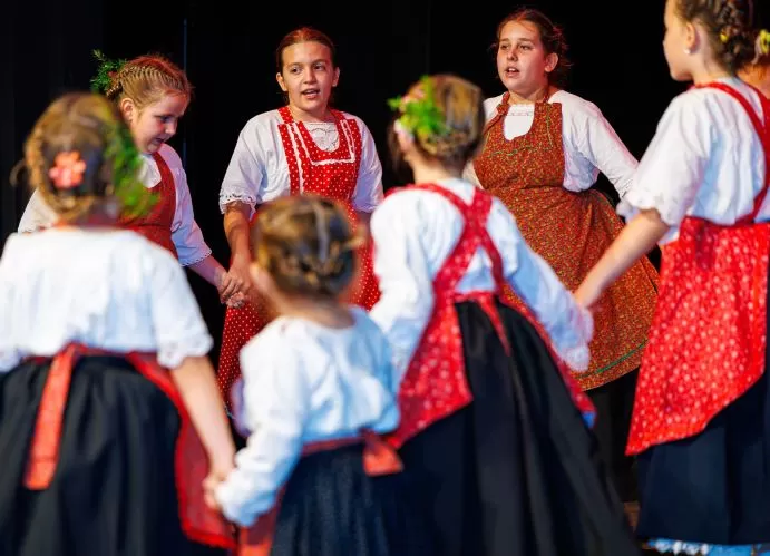 KULTURNO-UMJETNIČKO DRUŠTVO „ORLJAVA“: Smotra dječjeg folklora „Kolo malih koraka”