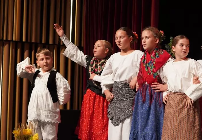 KULTURNO-UMJETNIČKO DRUŠTVO „ORLJAVA“: Smotra dječjeg folklora „Kolo malih koraka”