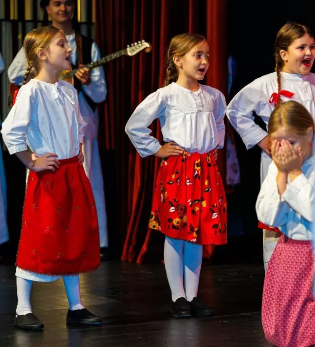 KULTURNO-UMJETNIČKO DRUŠTVO „ORLJAVA“: Smotra dječjeg folklora „Kolo malih koraka”