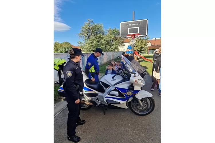 „Ljubav djeci prije svega!“ - policijski službenici posjetili mališane u sklopu Dječjeg tjedna