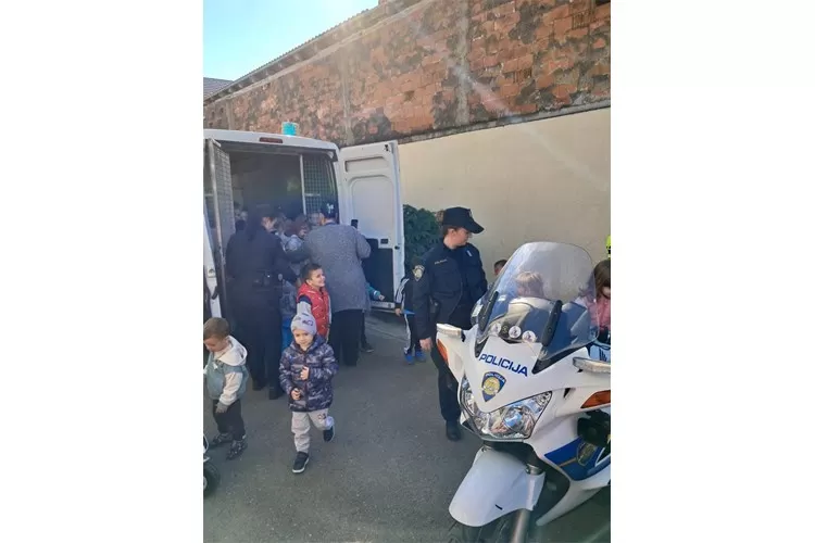 „Ljubav djeci prije svega!“ - policijski službenici posjetili mališane u sklopu Dječjeg tjedna