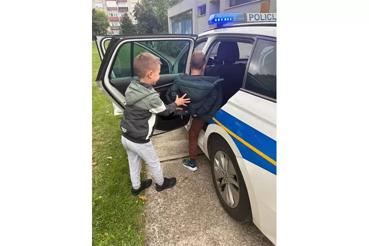 „Ljubav djeci prije svega!“ - policijski službenici posjetili mališane u sklopu Dječjeg tjedna
