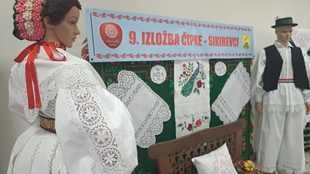 I PAPA NOSI SIKIREVAČKU ČIPKU - ʼNismo ni svjesni neprocjenjivosti ove narodne umjetnostiʼ