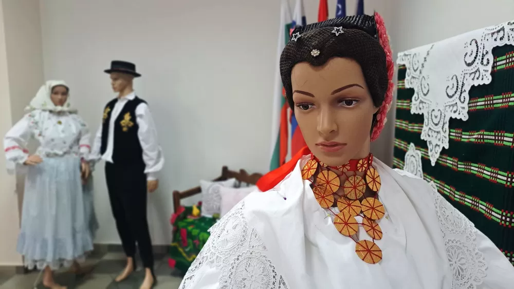 I PAPA NOSI SIKIREVAČKU ČIPKU - ʼNismo ni svjesni neprocjenjivosti ove narodne umjetnostiʼ