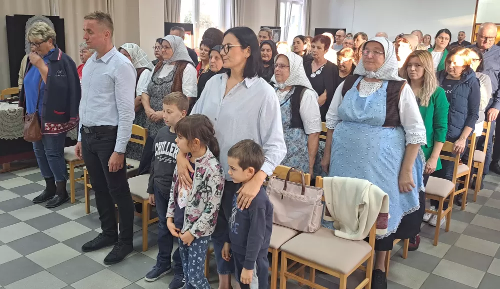 I PAPA NOSI SIKIREVAČKU ČIPKU - ʼNismo ni svjesni neprocjenjivosti ove narodne umjetnostiʼ