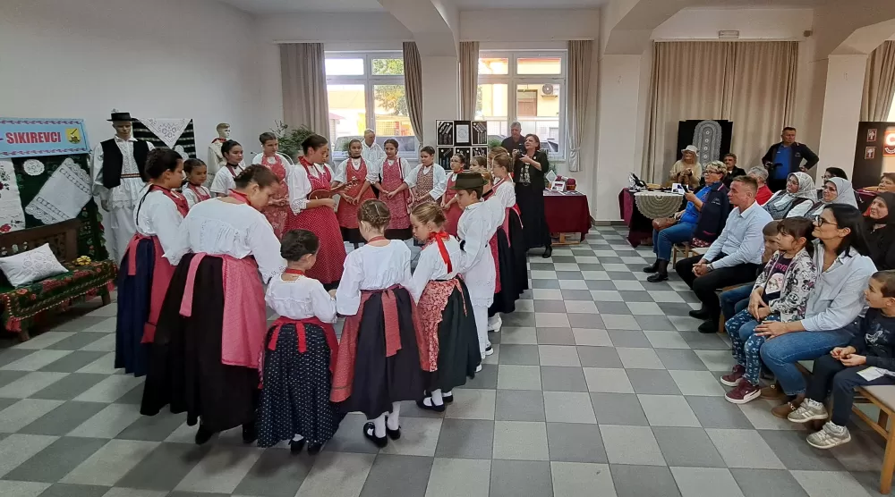 I PAPA NOSI SIKIREVAČKU ČIPKU - ʼNismo ni svjesni neprocjenjivosti ove narodne umjetnostiʼ