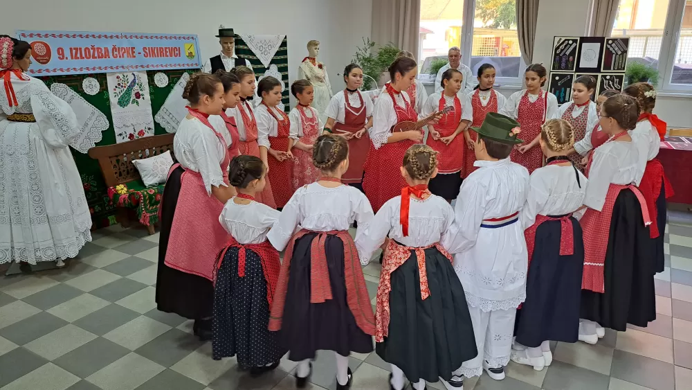 I PAPA NOSI SIKIREVAČKU ČIPKU - ʼNismo ni svjesni neprocjenjivosti ove narodne umjetnostiʼ