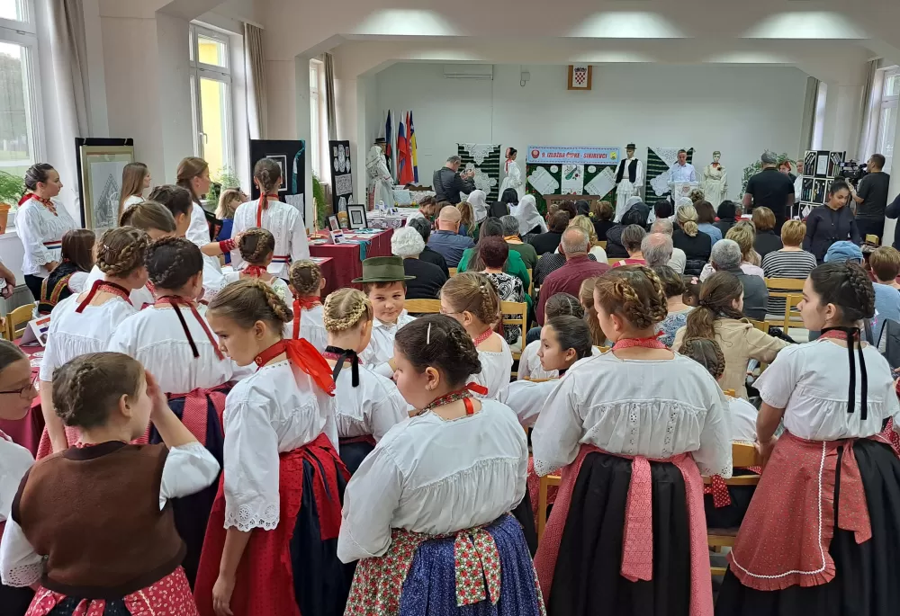 I PAPA NOSI SIKIREVAČKU ČIPKU - ʼNismo ni svjesni neprocjenjivosti ove narodne umjetnostiʼ