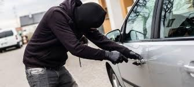 SB Online | Napušen pokušao ukrasti auto u kojem je bila žena