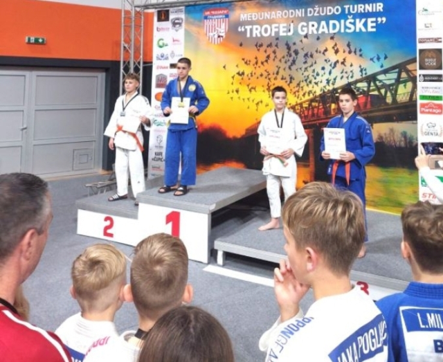 Požega.eu | ČAGLINSKI JUDO KLUB “SLAVONAC“: Ema Blagojević i Ivano Bošnjak osvojili zlatne medalje u Gradiški