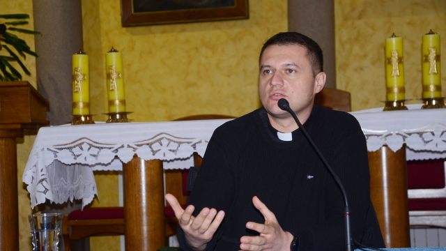 SB Online | Bibličar dr. Benaković održao duhovnu obnovu u Slavonskom Brodu