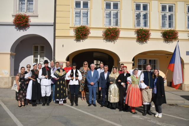 Požega.eu | Gradonačelnik Željko Glavić upriličio prijem za predstavnike gostujućih ansambala na Zlatnim žicama Slavonije /FOTO/