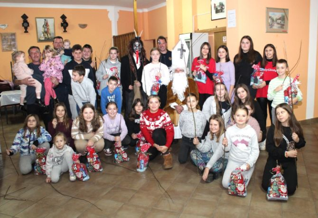 Požega.eu | DOBROVOLJNO VATROGASNO DRUŠTVO PLETERNICA: Sveti Nikola podijelio djeci darove, a Krampus šibe