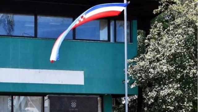 SB Online | U Slavoniji otrgnuo hrvatsku zastavu sa spomenika braniteljima i gazio je. Uhićen je