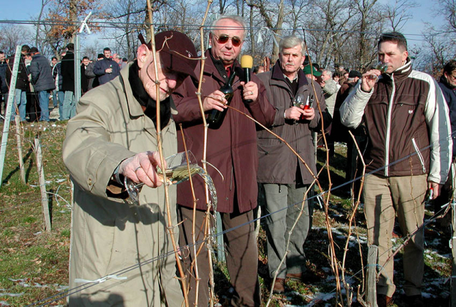 Požega.eu | PRISJETIMO SE DOGAĐAJA UZ FOTOGRAFIJE IZ TOG VREMENA: Prije 20 godina na Vincelovo Enver Moralić i službeno preuzeo Kombinat Kutjevo