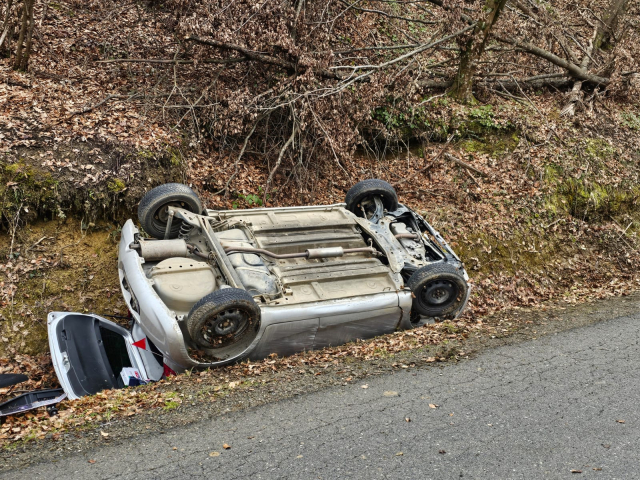 Požega.eu | Prometna kod Zagrađa: Sletjela u putni kanal; automobil završio na krovu