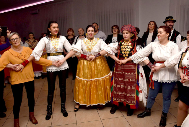 Požega.eu | GRANIČARSKO ŠOKAČKO SIJELO U ZAGRAĐU: Tamburaši Satir počastili županicu Jozić Bećarcem, a šarenilo ljepote nošnji i pjesme razveselilo posjetitelje