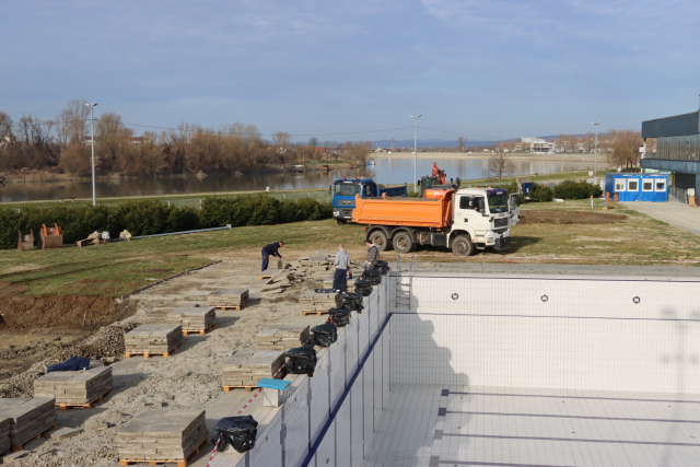 SB Online | DOŠLI KAMIONI: Započeli radovi na izgradnji rekreacijskih bazena u Sl. Brodu