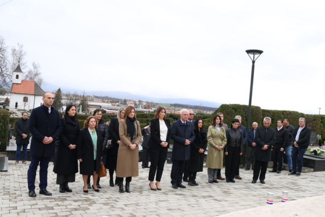 Požega.eu | Položeni vijenci i zapaljene svijeće na Groblju sv. Ilije i Trgu 123. brigade povodom obilježavanja Dana grada Požege 