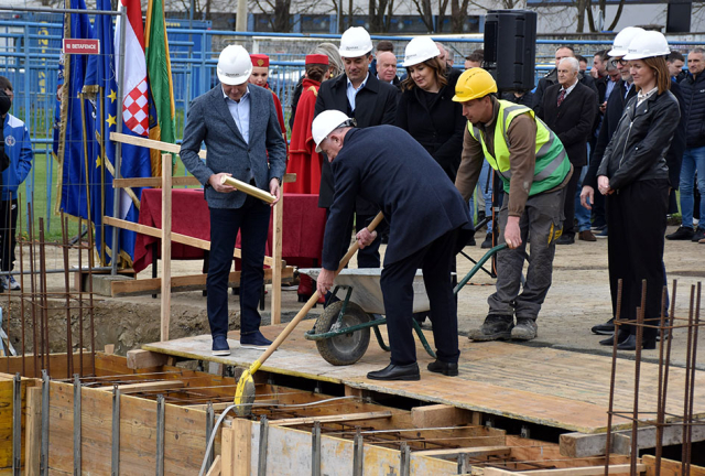 Požega.eu | (FOTO-VIDEO) Polaganjem kamena temeljca započela izgradnja nove zapadne tribine na stadionu Nogometnog kluba ʼSlavonijaʼ