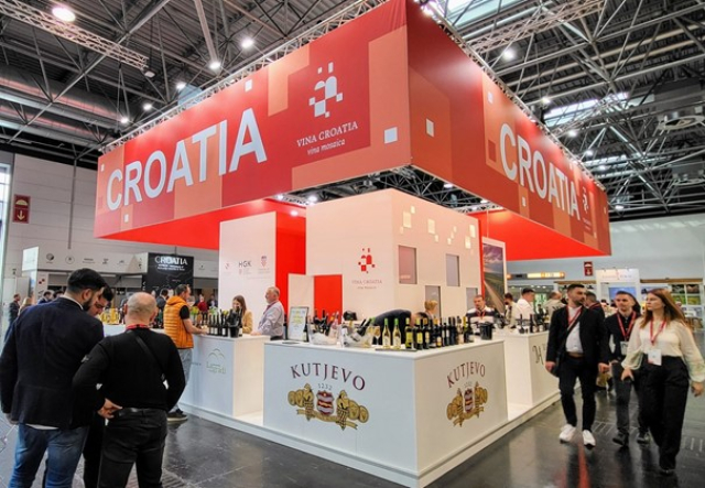 NAŠI VINARI U EUROPI:  Vinarija Kutjevo predstavila u Dusseldorfu dva nova vina, a još su izlagali Krauthaker i Galić, te Destilerija Šimić  