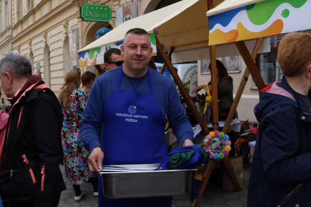 Požega.eu | (FOTOFALERIJA) Podjela posnih obroka građanima uz Uskršnji sajam u požeškoj pješačkoj zoni