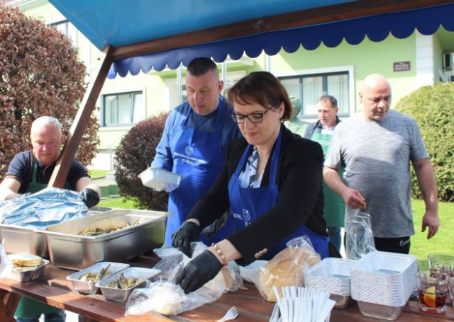 Požega.eu | VELIKI PETAK U PLETERNICI: Ispred Gradske kuće podijeljeni tradicionalni posni obroci